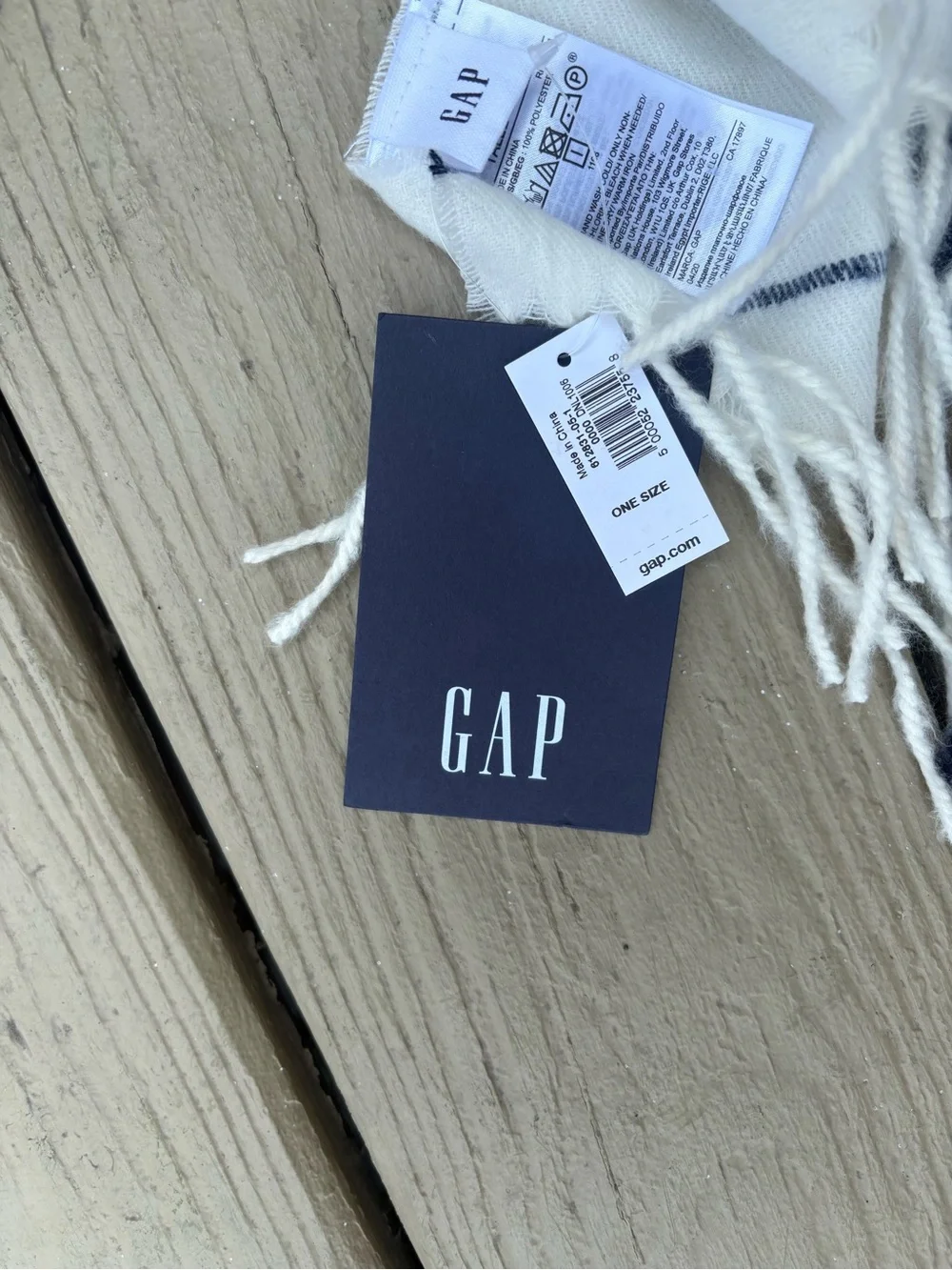 NWT GAP Mens White & Navy Plaid Scarf/Wrap, Size: 80”L x 24”W